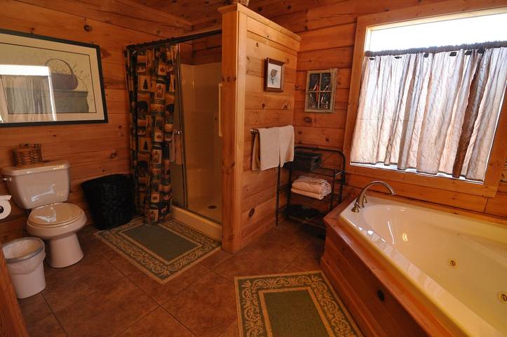 Vacation rental for 14 people, with hot tub and pool as well as yard in Missouri