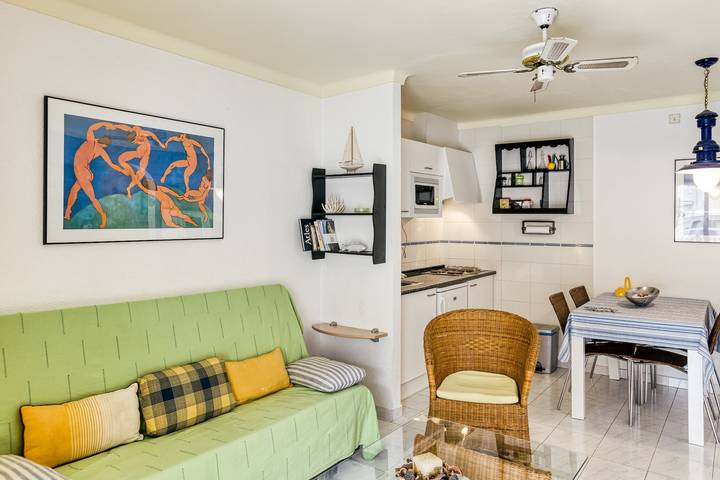 Apartamento entero, Apartamento vacacional "Els Pins" con piscina compartida, balcón y Wi-Fi in La Escala, Alt Empordà