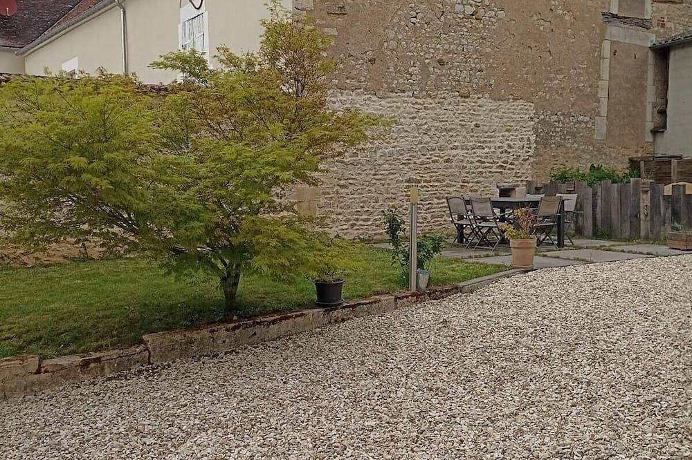 Ganze Wohnung, Apartment-Blick auf den Hof-Eigenes Badezimmer in Maligny, Auxerre und Umgebung