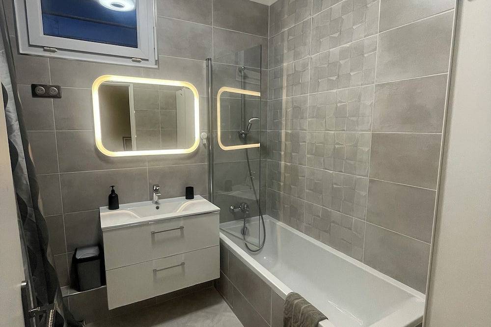 Entire apartment, Magnificent house in downtown colombes 15 minutes from paris in Colombes, Hauts-de-Seine