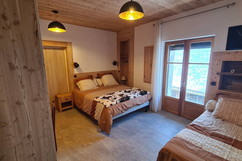 Recently renovated mountain dwelling***, terraces with lake, mountain and forest views. in Chorges, Nationalpark Écrins