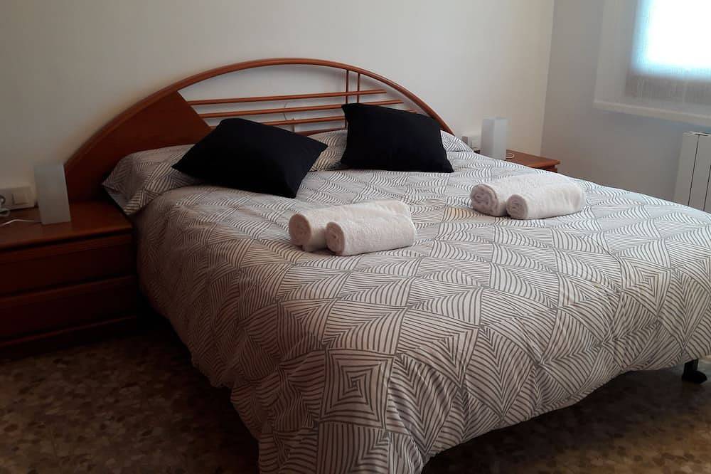 Apartamento entero, Piso cerca de la playa y con bonitas vistas del campanario de la iglesia. in Malgrat de Mar, Costa del Maresme