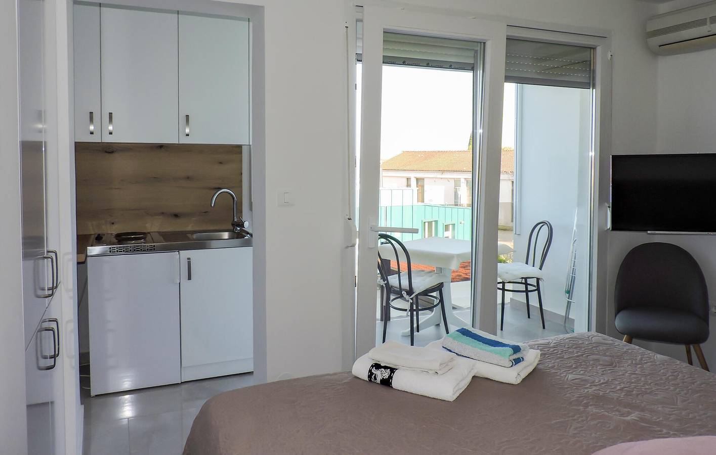 Appartamento intero, Appartamento con vista mare, terrazza, parcheggio e Wi-Fi vicino alla spiaggia di Fažana in Dignano (Grad), Costa meridionale dell´Istria