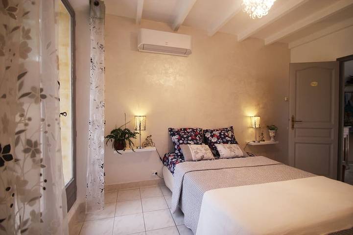Air-conditioned luxury farmhouse, heated pool,sport hall, billiard table soccer, in Robion, Parque natural regional del Luberon