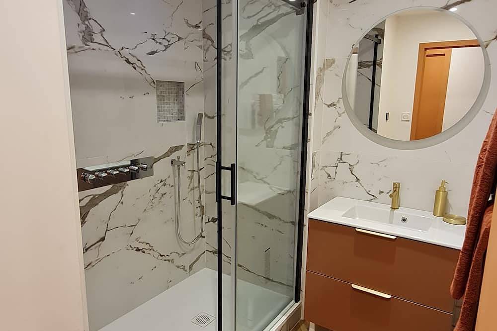Appartement entier, Spa, sauna, ciel de pluie tropicale, bouteille offerte, nuit romantique in Mâcon, Région de Mâcon