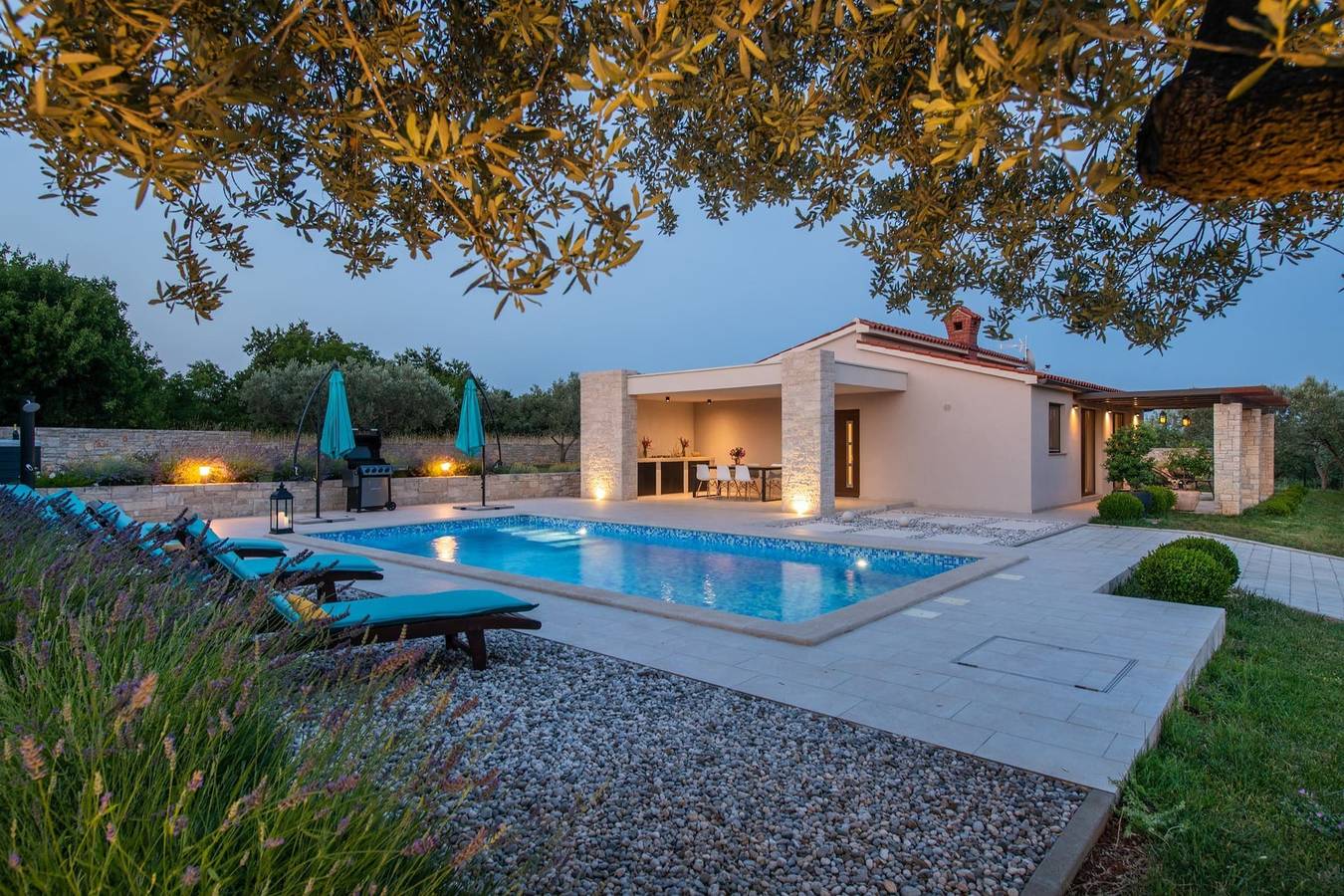 Villa Silentio with Jacuzzi and Pool (4+2) in Peruski, Südküste Istrien