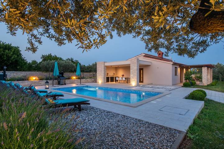 Villa für 5 Personen, mit Whirlpool und Garten - 1
