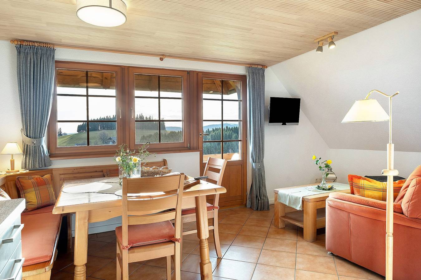 Ganze Wohnung, Ferienwohnung "Storchennest" mit Bergblick, Gemeinschaftsgarten und Wlan in Suedlicher Schwarzwald, Breitnau