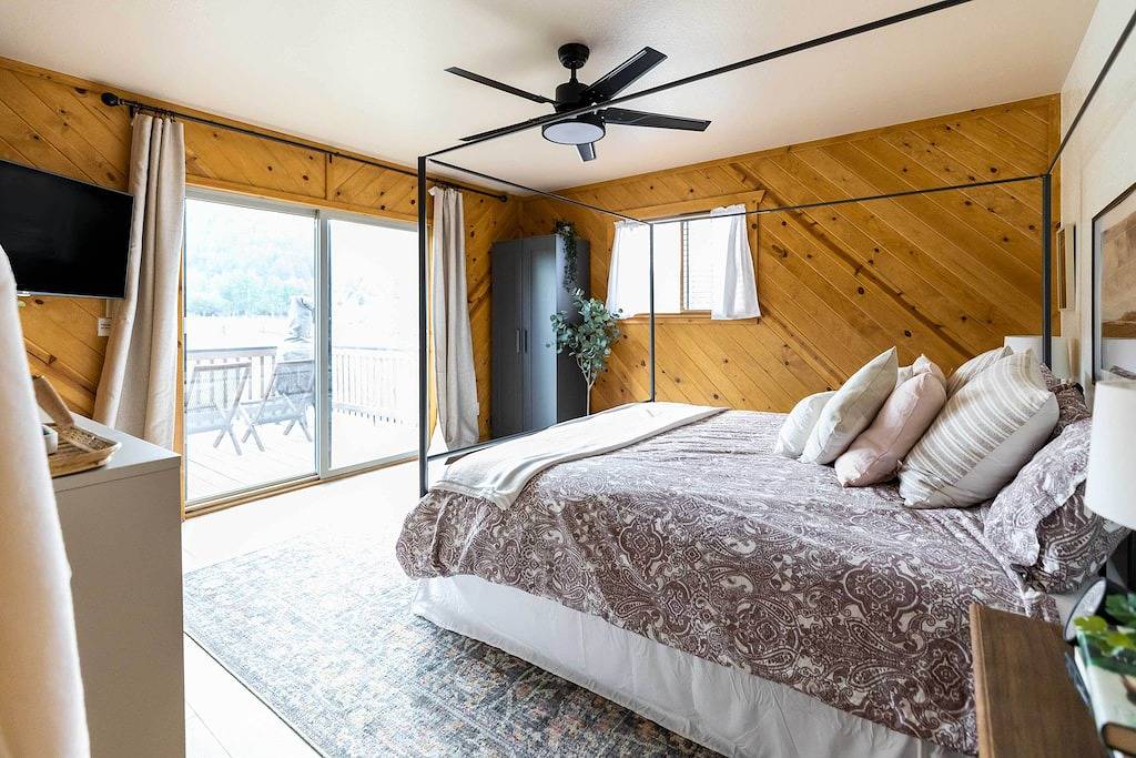 'Whispering Hollow Lodge' on Greer Main St! in Greer, Apache County