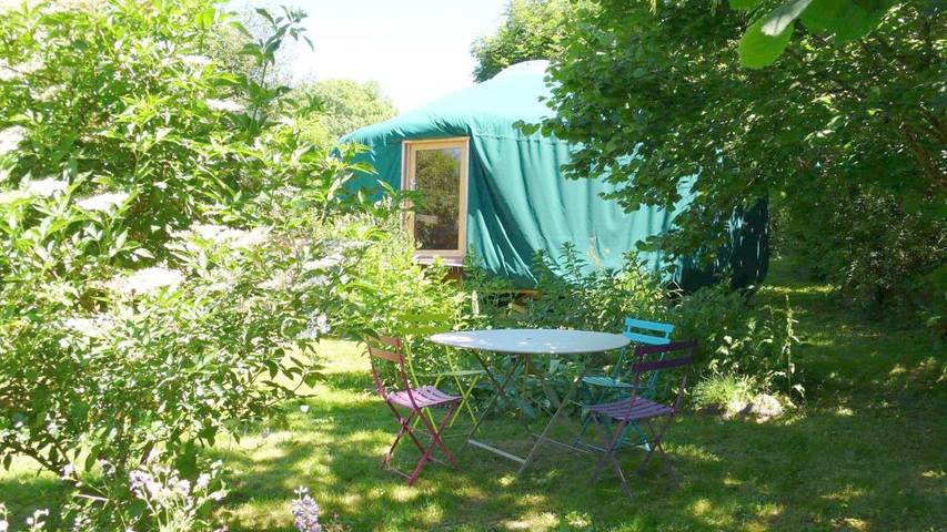 Tente pour 4 personnes, avec jardin ainsi que vue et sauna, animaux acceptés dans le Cantal - 3
