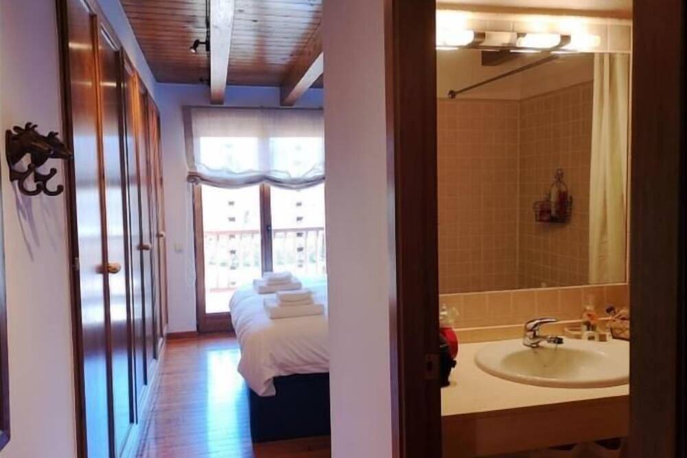 Ganze Wohnung, Sanavastre I - Drei Schlafzimmer Wohnung, Schläft 6 in Das, Katalanische Pyrenäen