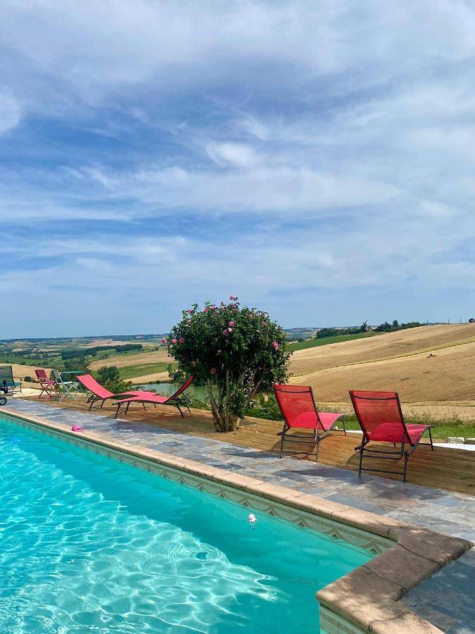 Cottage pour 2 personnes, avec vue sur le lac ainsi que piscine et jardin à Miradoux