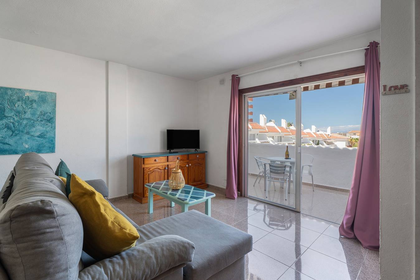 Ganze Wohnung, Ferienwohnung 'Las Floritas 2' mit Gemeinschaftspool, privater Terrasse und Wlan in Playa de las Américas, Arona