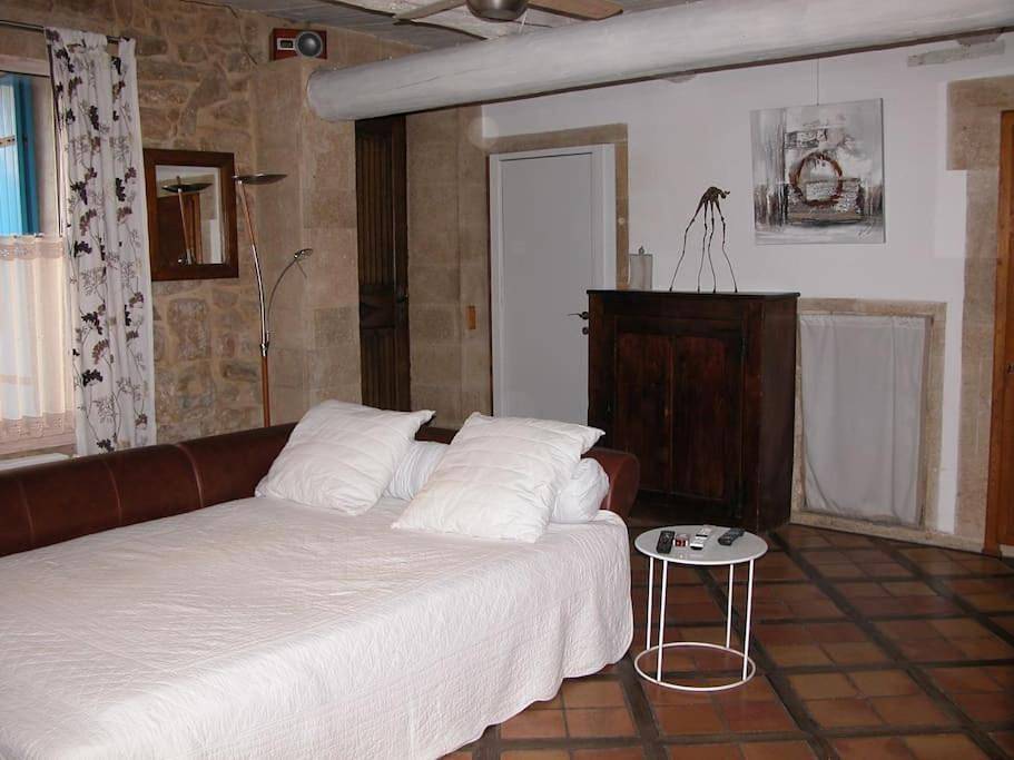 Appartement entier, Studio au pied des troglodytes, près de la plage in Saint-Chamas, Côte méditerranéenne (France)