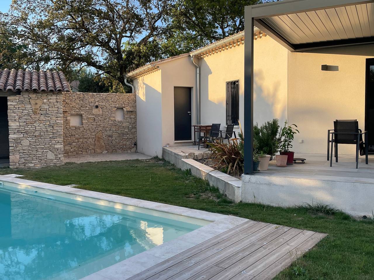 Villa 'Mas Mayflower' with Mountain View, Wi-Fi, and Air Conditioning in Cabrières-d'Avignon, Parc naturel régional du Luberon