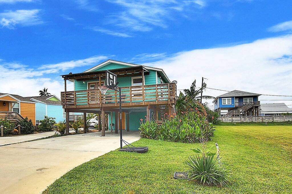 Pet friendly with yard, gulf breezes, close beaches and a private pool! in Port Aransas, Mustang Island