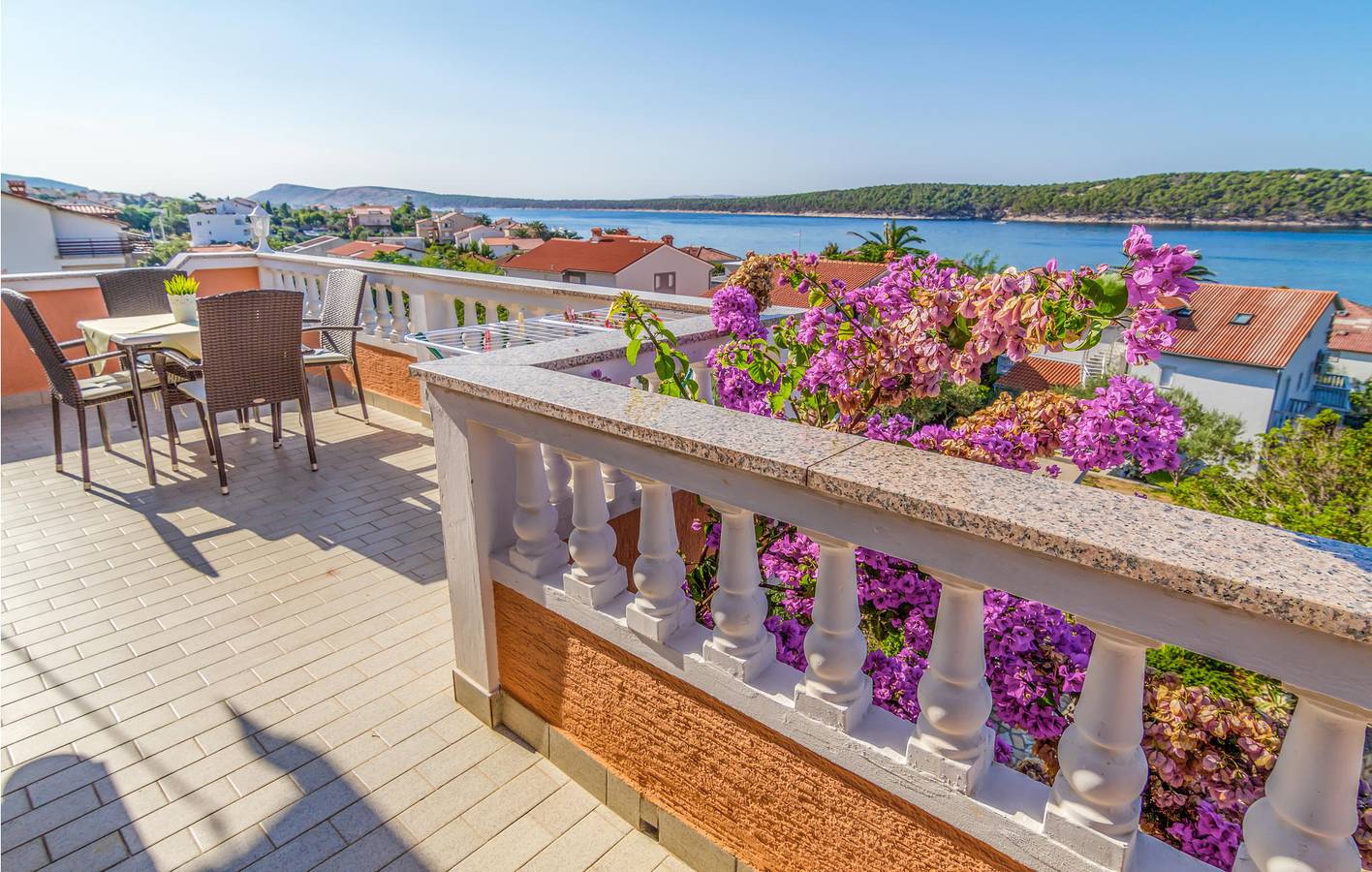 Ganze Ferienwohnung, Familienfreundliche Ferienwohnung mit Terrasse in der Nähe der Küste und des Stadtzentrums in Barbat na Rabu, Rab