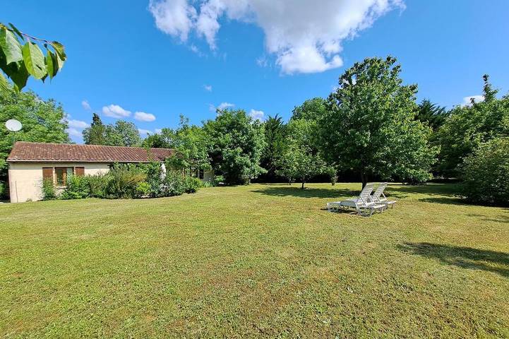 Location de vacances pour 6 personnes, avec terrasse ainsi que piscine et jardin à Saint-Pierre-de-Juillers