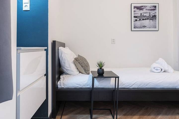 Ganze Wohnung, Unsere Unterkunft bietet eine einfache Einrichtung und ein Waschbecken im Zimmer für Ihren Alltag. in Tilburg, Nordbrabant