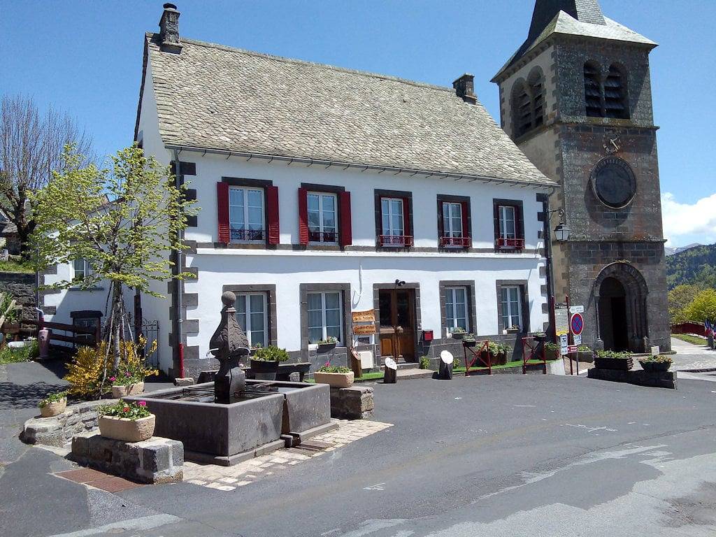 La Maison de la Fontaine - Chambre La Loubière in Murat-le-Quaire, Parc naturel régional des Volcans d'Auvergne