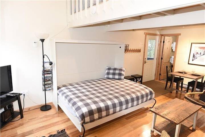 Vacation rental for 4 people, with hot tub and balcony as well as pool in Summit County