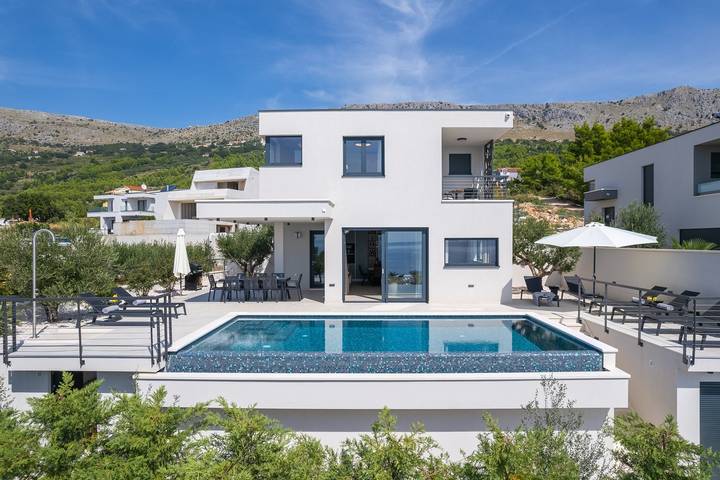 Stilvolle Villa Olea mit beheiztem Pool und Panoramablick aufs Meer in Podstrana, Split-Dalmatien
