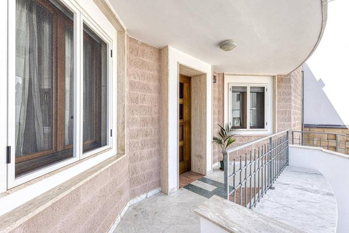 Location de vacances pour 9 personnes, avec terrasse ainsi que bassin pour enfant et piscine, animaux acceptés à Ugento - 3