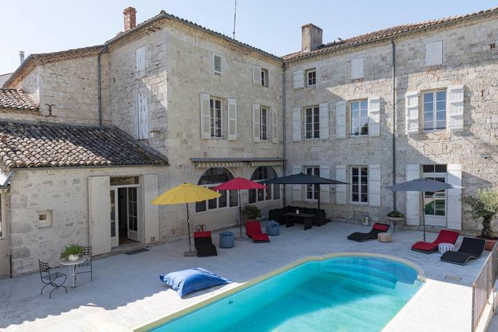 Location de vacances pour 2 personnes, avec Terrasse et Jardin ainsi que Piscine et Vue à Saint-Maurin