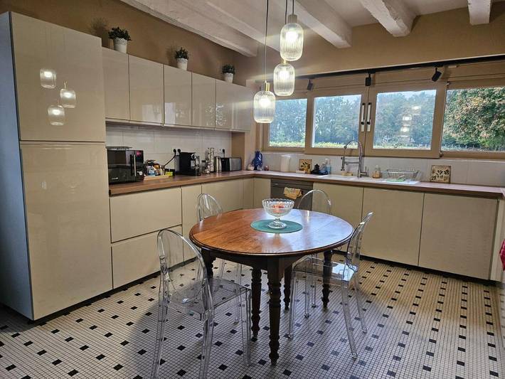 Location de vacances pour 12 personnes, avec vue et piscine ainsi que terrasse et jardin à Luynes - 4