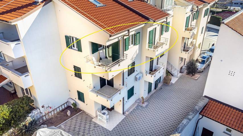 Ganze Wohnung, 50 Meter zum Kieselstrand in Vela plaža, Baska
