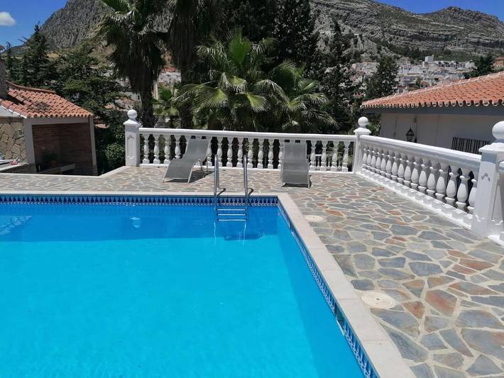 Apartamento para 10 personas, con Balcón y Terraza además de Jardín y Piscina en Valle de Abdalajís