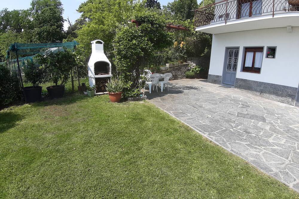 Red fountain house in Arizzano, Tessiner Alpen