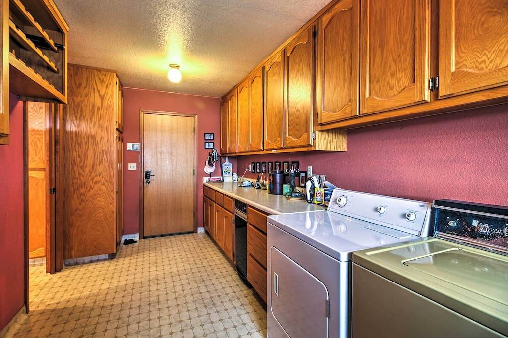 Geräumiges Kelseyville Home w / Large Lakefront Deck! in California North Coast