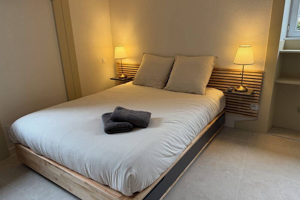 Entire apartment, 🏡 Fully-equipped cocooning apartment (Kingsize whirlpool bath) in Riom, Volcans d'Auvergne Regional Nature Park