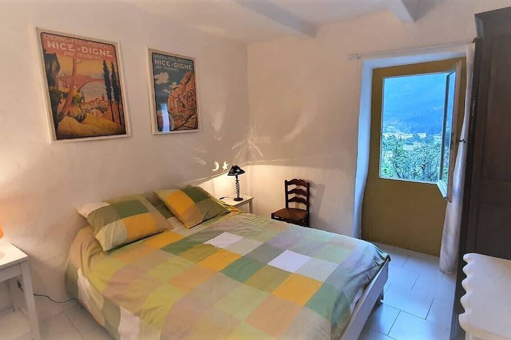 In a quiet, green setting, pretty Provencal country house in Annot, Región de Castellane