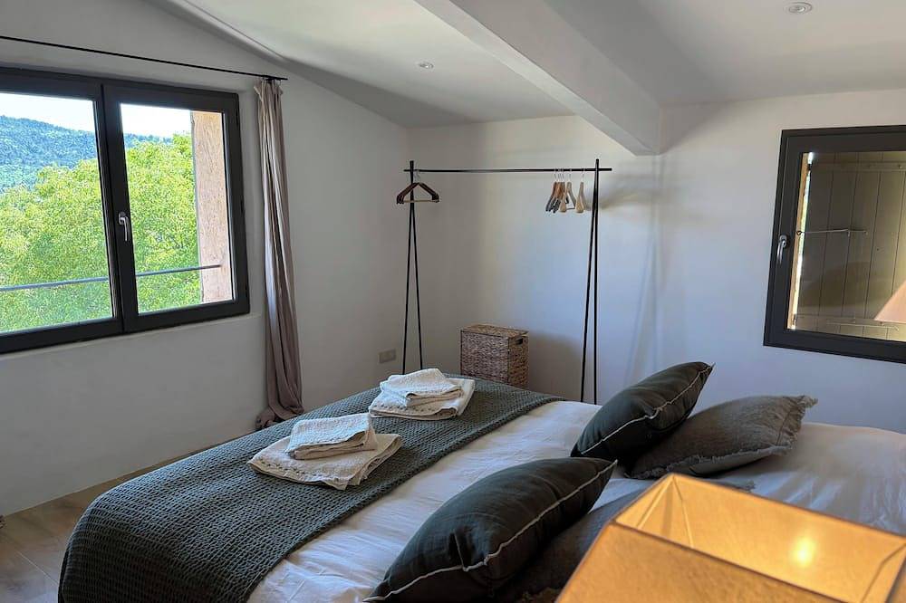 Lovely Luberon village house, very comfortable, fully renovated in Rustrel, Regionaler Naturpark Luberon