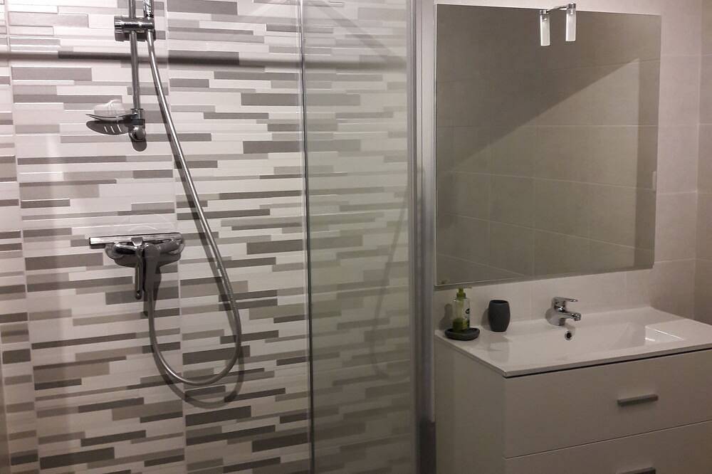 Appartamento intero, Piano terra della villa, a 10 minuti da Ajaccio, vista mare, immerso nel verde in Alata (Corsica), Ajaccio e dintorni