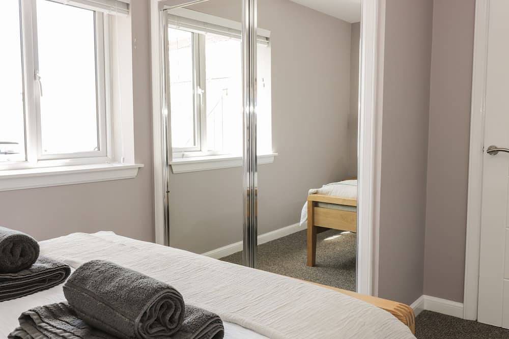 Shore View, pet friendly, country holiday cottage in Kinghorn in Kinghorn, Region Fife
