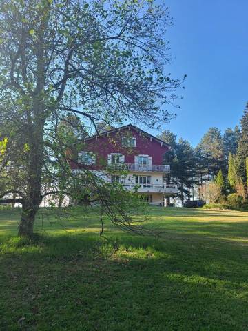 Maison d’hôte pour 2 personnes, avec jacuzzi ainsi que jardin et terrasse à Busset