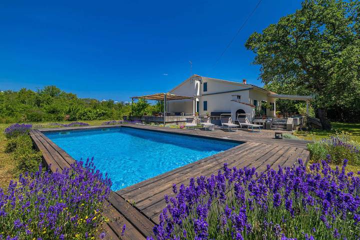 Ferienwohnung für 10 Personen, mit Garten und Pool, kinderfreundlich