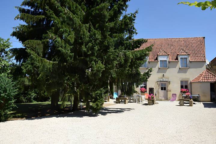 Gîte pour 13 personnes, avec terrasse et jardin à Blacy