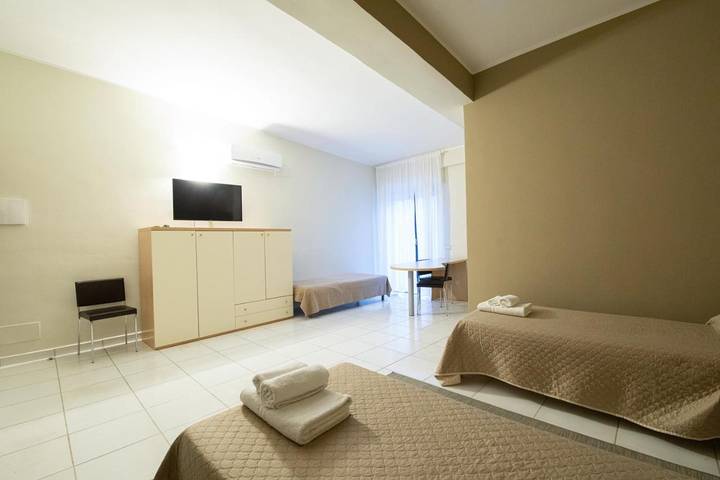Hotel, mit Balkon und Terrasse sowie Garten