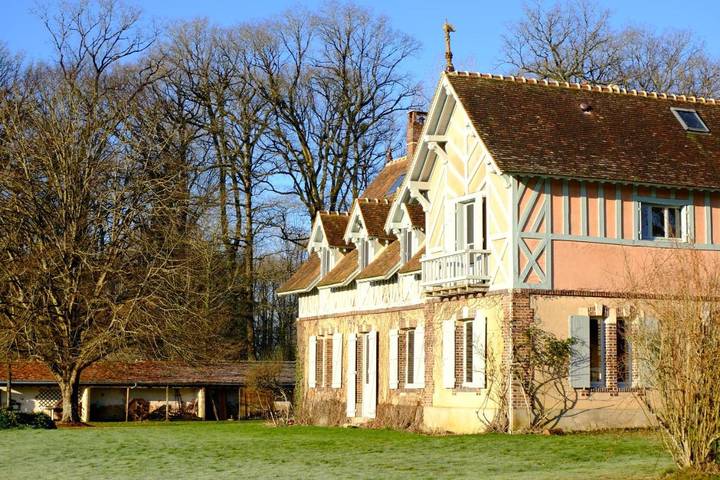 Location de vacances pour 12 personnes, avec piscine et vue ainsi que jardin et vue sur le lac à Beaumont-les-Autels