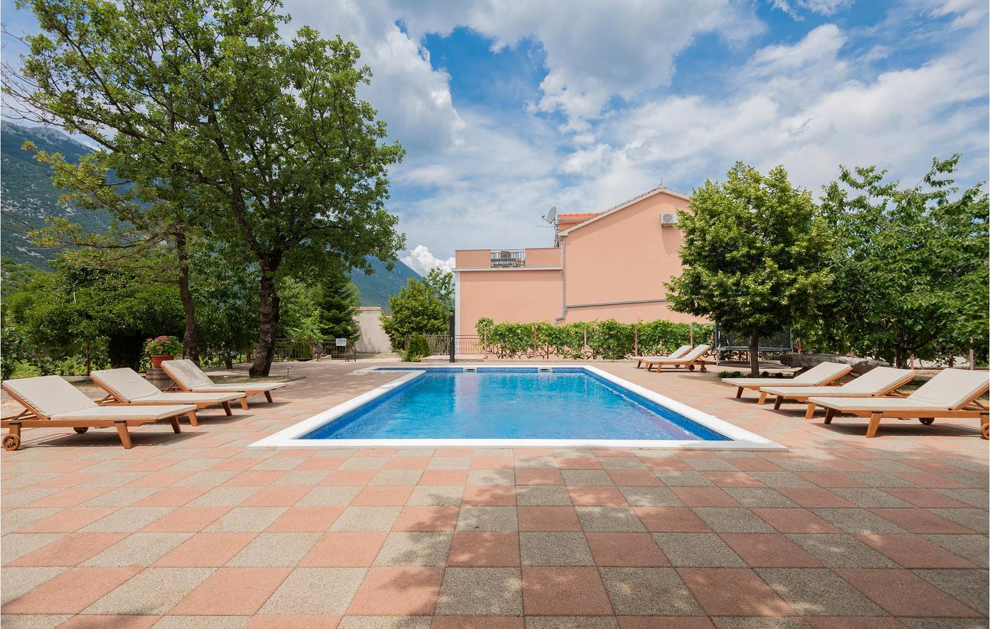 Charmantes 307 m² großes Apartment mit Pool, Terrasse und WLAN in Makarska Riviera