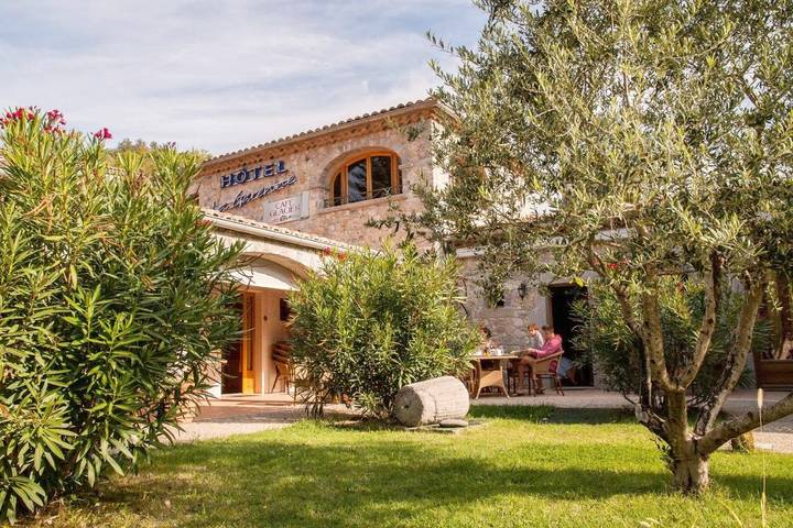 Hôtel pour 3 personnes, avec jardin ainsi que piscine et vue à Labeaume - 4