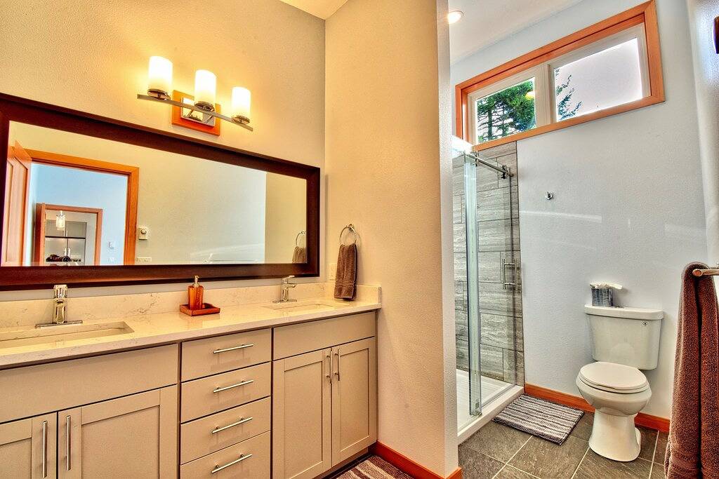 New Home - Nw Modern mit Whirlpool in der Nähe von Rosario in Orcas Island