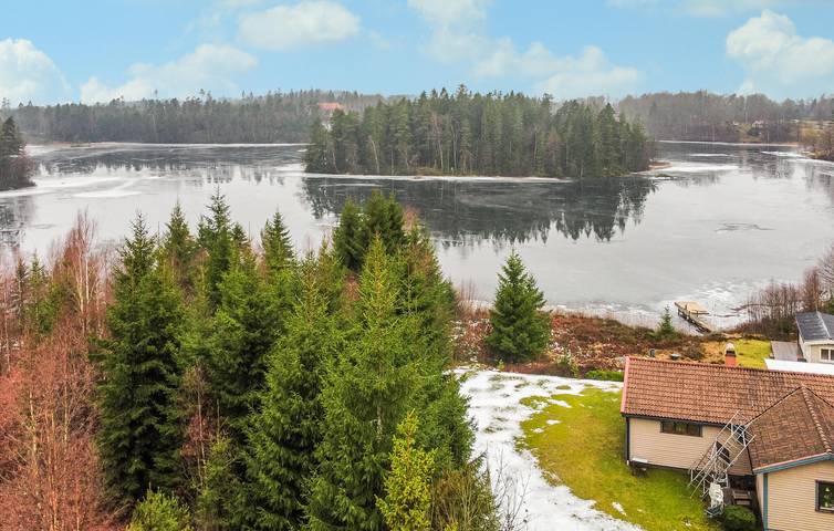 Ferienhaus für 7 Personen, mit Terrasse und Garten sowie Ausblick und Seeblick in Marks Kommun