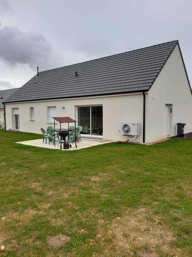 Location de vacances pour 8 personnes, avec jardin à Dampierre-en-Burly