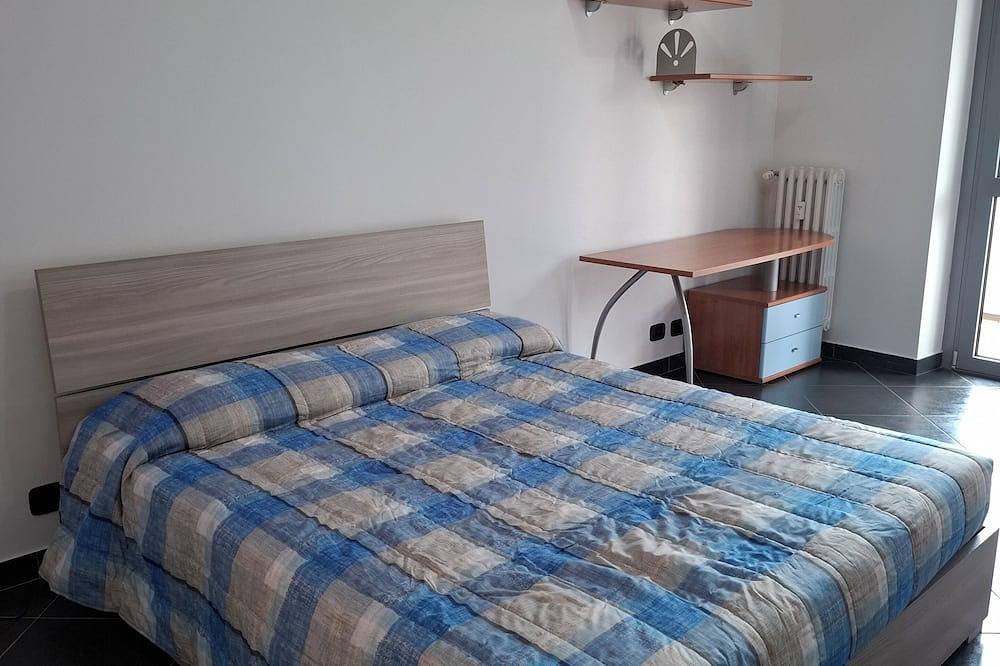 Entire apartment, Bright and spacious apartment a stones throw from Inalpi and the Olympic Stadium in Turin, Turin Province