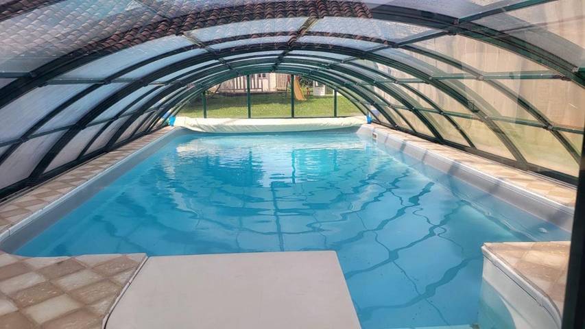 Location de vacances pour 8 personnes, avec piscine ainsi que vue et jardin, animaux acceptés à La Chapelle-Thémer